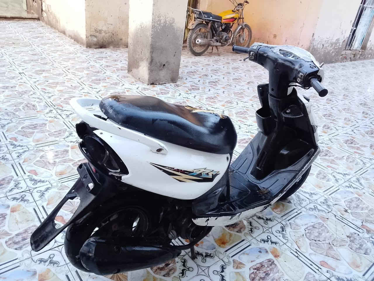 ماكس قرده للبيع
مكينه خرسه مامفتوحة
بيها خيط بخار مهموله رادلها ترتيب
سعر 200 
الثغر ***********
