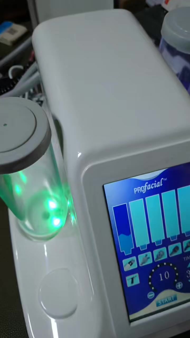 متوفر جهاز هيدرافيشل 6 في 1 المخصص لتنظيف وترطيب البشرة بعمق. 
الوظائف الرئيسية: تنظيف عميق للبشرة، تقشير، استخراج الشوائب، وترطيب.
المميزات: يحتوي على شاشة LED، ويزيل الأوساخ والزيوت الزائدة، ويحسن من نضارة البشرة.
الاستخدام: غير جراحي ومناسب لجميع أنواع البشرة.


**إذا كنت صاحب هذا الإعلان وتريد حذفه لأي سبب، رجاءا أرسل رسالة إلى الدعم الفني**