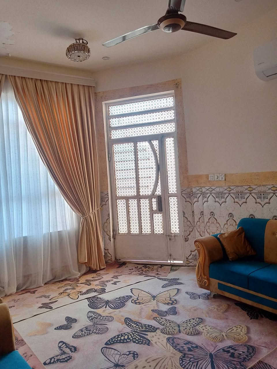 السلام عليكم
يوجد بيت مساحه 150
واجهه 14ونص نزال 10ونص
البيت متكون من غرفتين نوم وستقبال وصاله ومطبخ 
 موقع شارع الشفلات مقابيل ماركه الهدى
السعر 60
الهاتف ‏‪***********‬‏
