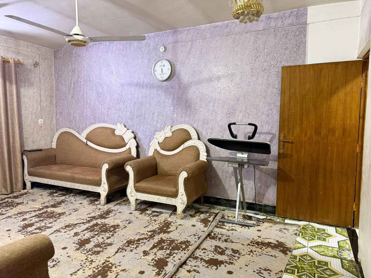 بيت للبيع حي العمال شارع حجية طليعة
مساحة ٢٠٠م طابقين 
الطابق الاول بناء قديم بلوك صب يحتوي على هول واستقبال ومطبخ وغرفة نوم ومجمع صحيات 
الطابق الثاني بناء ٢٠١٠ طابوق عكادة يحتوي على غرفتين نوم ومطبخ ومجمع صحيات 
السعر ١١٥ مليون وبي مجال 
للاستفسار ***********

