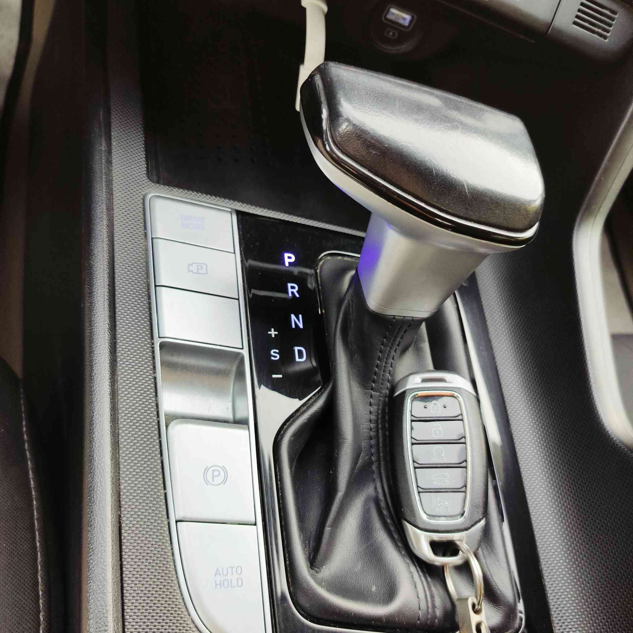 سلام عليكم النترا موديل 2022 للبيع
بغداد بسمي رقم انكليزي 

 صور الحادث مرفوقات صور السونر هم مرفوقات  السيارة ليبل واحد بدون تبديل بنيد مصبوغ فقط  بدون دواخل لا لغد ولا شاصي مكفولات جاملغات مامفتوحات بارد فقط 

 كير ومكينه مكفولات برغي ممفتوح                                      كيرCVT  مكينة2000 دوش 

ماشيهmi67

 موصفات......... 

1 بصمة

2 لدتر حيب 

3 رادار امامي خلفي 

4 توقف ذاتي 

5 تحديد مسار 

6 سايقة ذاتيه 

7 ثلاث انضمه قيادة

8 شاشة اعطال دجي تال 

9 تدفئة بالكشنات 

10شاحن وايرليس 

11 فول تحكمات 

12تبريد بيانو منفصل 

السعر 148وبيهه مجال قليل

تخم تاير صدر نضيف باتري جديد 

مدوشمه ارضية جلد 

*********** ابو سجاد وتساب موجود
