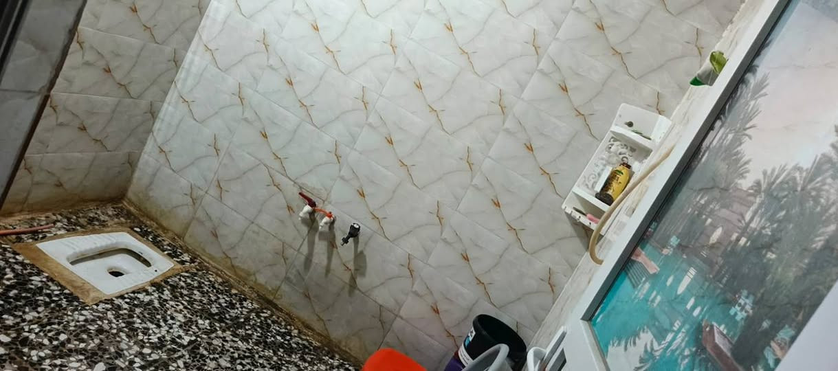 بيت زراعي سند ٢٥ بمنطقه الشرطه الخامسه ع الشارع العام
مساحته ١٩٠ متر 
ثلاثة طوابق 
الطابق الاول يتكون من استقبال ومطبخ وحولي وغرفه نوم وحمامين 
الطابق الثاني يتكون من ٣ غرف كبار وحمام 
الطابق الثالث يتكون من مطبخ وغرفه وحمام 
والبيت بي محل مؤجر 

سعر البيت ٢٢٠ مليون دينار 
رقم صاحب البيت 
***********
