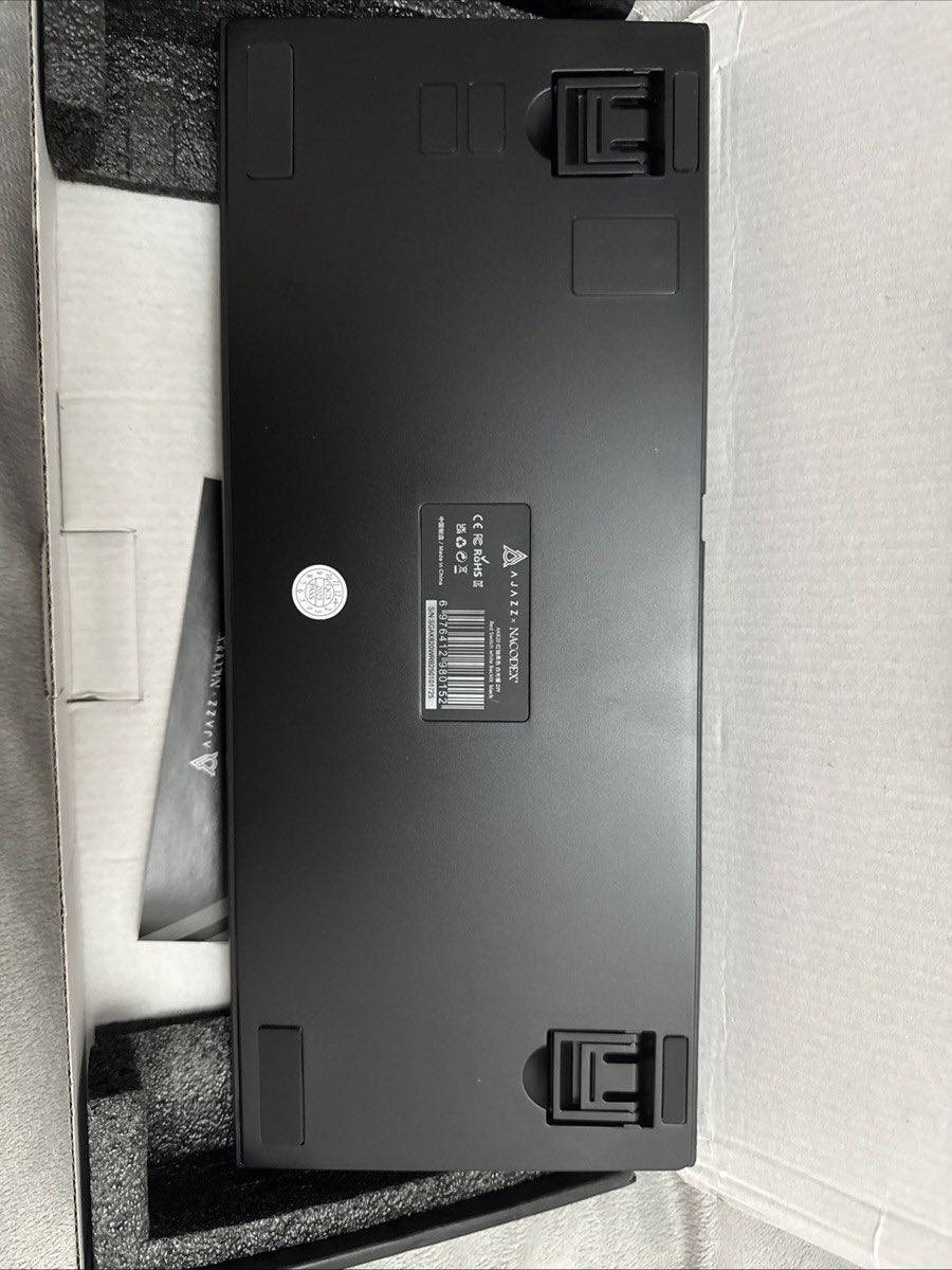 لوحة مفاتيح ميكانيكية من ماركة Ajazz وطراز AK820. تجربه مثاليه للالعاب ريد سويج السعر 40 الف 

لوحة المفاتيح AJAZZ AK820 (النسخة السلكية الأساسية) واحدة من أفضل الخيارات الاقتصادية التي توفر تجربة كتابة فاخرة، وإليك شرحاً مفصلاً لمواصفاتها ومميزاتها:
1. التصميم والهيكل (Gasket Mount)
تعتمد النسخة الأساسية على نظام تعليق داخلي يُسمى Gasket Mount، وهو ما يجعل الضغط على المفاتيح أكثر مرونة ونعومة، ويقلل من حدة الأصوات المزعجة الناتجة عن احتكاك المكونات الداخلية، مما يمنحك صوتاً "ثقيلاً" ومرضياً عند الكتابة.
2. المواصفات التقنية
الحجم: 75% (82 مفتاحاً)، وهو حجم مثالي يجمع بين توفير مساحة للماوس ووجود مفاتيح الأسهم).
الاتصال: هذه النسخة سلكية فقط عبر كابل USB Type-C قابل للفصل، مما يضمن سرعة استجابة عالية جداً وبدون أي تأخير (Input Lag).
المفاتيح (Switches): تأتي غالباً بمفاتيح Ajazz Sea Salt (خطية/Linear) التي تتميز بسلاسة الحركة، وهي مشحمة مسبقاً من المصنع (Pre-lubed).
تبديل المفاتيح (Hot-swap): تدعم اللوحة تغيير المفاتيح يدوياً (3-pin أو 5-pin) دون الحاجة للحام، مما يسهل عليك تخصيصها لاحقاً.
3. المزايا الترفيهية
مقبض التحكم (Knob): تحتوي على مقبض معدني في الزاوية العلوية للتحكم السريع في مستوى الصوت (كتم الصوت بالضغط عليه).
الإضاءة: تدعم إضاءة RGB كاملة مع أنماط متعددة يمكنك التنقل بينها عبر مفاتيح الاختصار، وتتميز بأنها "South-facing" لضمان سطوع أفضل وتوافق أعلى مع أغطية المفاتيح (Keycaps) المختلفة.
4. جودة البناء
تأتي أغطية المفاتيح مصنوعة من مادة PBT المتينة التي لا تلمع بسرعة مع الاستخدام، كما تحتوي من الداخل على طبقات متعددة من فوم السيليكون لامتصاص الصدى وتحسين جودة الصوت


**إذا كنت صاحب هذا الإعلان وتريد حذفه لأي سبب، رجاءا أرسل رسالة إلى الدعم الفني**