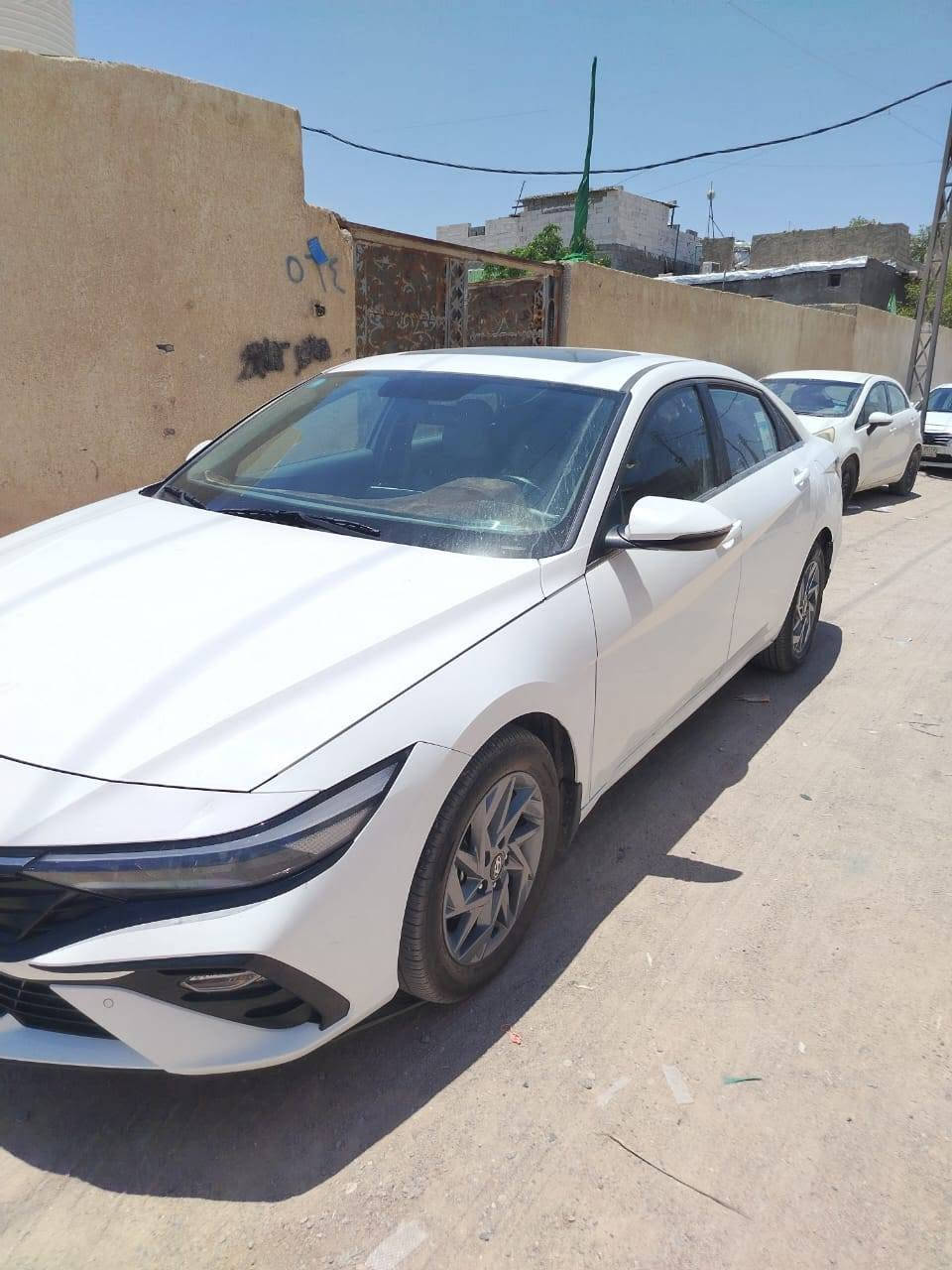 إسلام عليكم الانتره ٢٠٢٥ هايبرد وارد خليجي للبيع محرك 1600 هايبرد 
بيه باب سايق صبغ  جاملق الخلفي بي بارد فقط 
 فول مواصفات واحد عله واحد  ماشية ٥١  الف كيلو متر  
٣وضعيات قياده 
سبورت    إيكو   نورمل 
كشنات جلد 
فتحه سقف 
كامره خلفيه حساسات خليفي أمامي 
توقف ذاتي  
لد لايت زنون 
السعر  135 وبيه مجال  
المكان البصره حي الزيتون 
رقم الهاتف اسيه ***********
أثير  ***********
