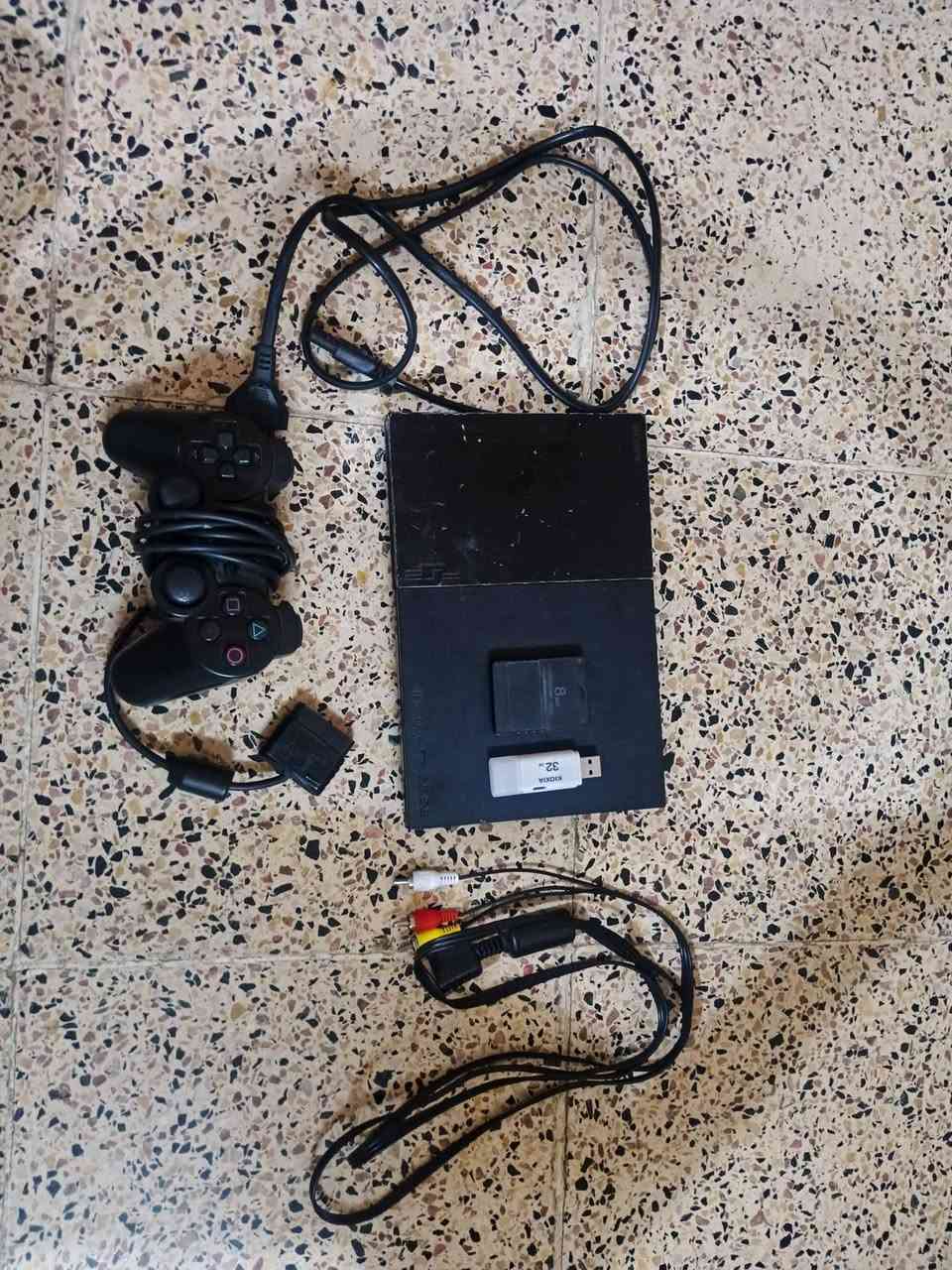 السلام عليكم بلي 2 للبيع كامل ملحقاته فلاش ذاكره 32 هارد ذاكره 8 MB بي 50 لعبه نضيف السوني يدة 1 السعر 40 بي مجال *********** مكاني حي صدام
