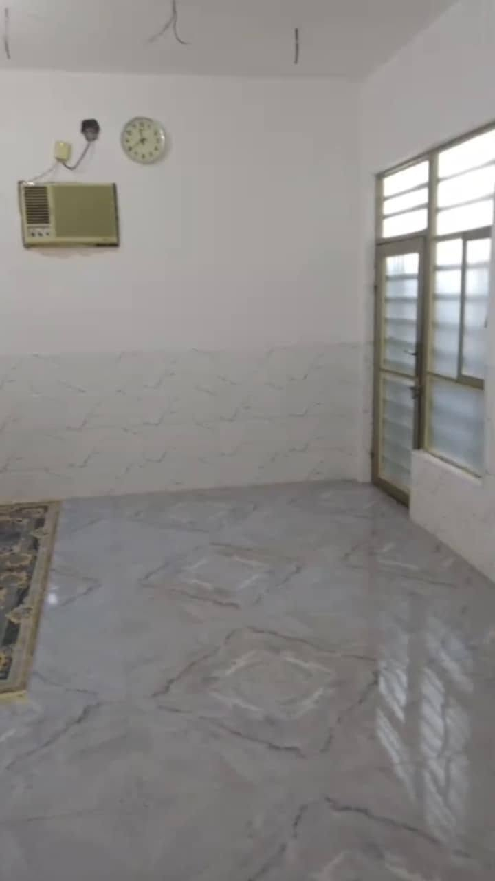 سلام عليكم بيت 100مترالبيع طابو زراعي سند 25 يحتوي على غرفتين وصاله مطبخ ستقبال صحيات خارجيه وداخليه الأساس صب السقف صب جاهز بناء حديث الدهيم قريب عل حولي الجديد كهرباء ماء مدارس مولده الأتصال على الرقم *********** بي واتساب
