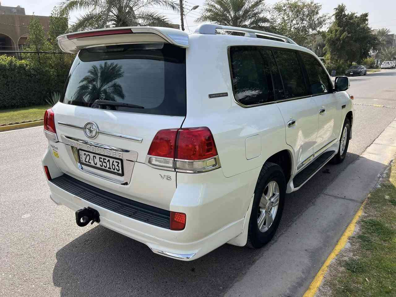 السلام عليكم للبيع لاندكروز موديل 2010 خليجي GXR V6 لون ابيض صدفي رقم اربيل الجديد السياره مكفوله من الصبغ والتبديل عدا الدعاميات وبيهه بارد شبرين بالجاملغ الامامي الايمن والباقي مكفول السياره محدثه 2012 وغراصه الاصليه موجوده وياهه الايتات والبك لايتات والدعاميات والشباك كير ومحرك وصدر وتبريد كله بشرط وعالفحص ماشيه 182 الف السياره جديده وجاهزه من كلشي وعالفحص السعر 300 وبيهه مجال مكان السياره بغداد حي الجامعه وهذه رقمي للاستفسار ***********
