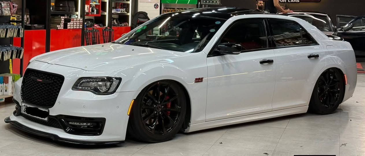 اوباما 5700 فول 300S 

وارد امريكي حادث فقط باب خلفي بدون ايرباك  
دعاميات اس ار تي بلادي صبغ ربع بالدعاميه اثر شخوط 
صور الحادث والسونار مرفقة بالمنشور 

رقم اربيل الجديد  وهزه جديدة
وتحويل ثاني يوم 

المواصفات :
* پانوراما . 
* نقطة عمياء . 
* حساسات امامية .
* مصابيح امامية زنون ديناميكي متحركه
* ويل قياس 20 SRT بلاد 
* حساسات خلفية+ بردة خلفية
* شاشه كبيرة مع نظام ملاحة نفكيشن 
* سستم صوت الپاين مع سماعات 
* ستيرن كهربائي + تدفئة
* مقاعد أمامية كهربائية +خزن ميمور 
* مقاعد أمامية تدفئة + تبريد 
* مقاعد خلفي تدفئة.
* تدفئة وتبريد كلاصات 
* كاميرا خلفية دواره 
* مرايا متحسسة للاضاءة العالية .
* كير شفتر بالستيرن . 
* رادار جانبي وخلفي 

* ⁠السياره عليها اضافات 
* ⁠فجوج برمبو ٤ بستم اصلي SRT
* ⁠فلنجات اصلي SRT
* ⁠ويل اصلي SRT
* ⁠بلكات ريسنك ولف حماوة ريسنك
* ⁠شوتة AFE مغلقة
* ⁠عليها جهاز كومندر و اويل كاج كان 
* ⁠شادلها كامره داش كام امامي خلفي
* ⁠كفرات مكينة 6400 هيمي  
* ⁠تحديث SRT كامل من دوسات 
* ⁠ودعاميات ولدات ومفرات سيارة
* برمجة مصطفى ايگل 
* دبات كورسا
* ⁠ كامله من كلشي مسويله ادامة كامله
*ملاحظة الجگات شايلهن وشادلها صدر كامل 
srt
*********** بغداد, العراق
