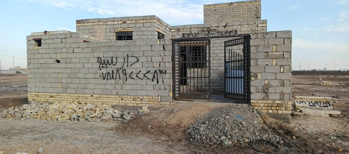 سلام عليكم بيت للبيع 200 متر واجه 10 نزال 20 غرفتين وصاله وستقبال ومطبخ وصحيات داخليه وخارجيه وممسس كهرباء وماء وملبوخ نص لبيت ستفسار ع هذه رقم ***********
