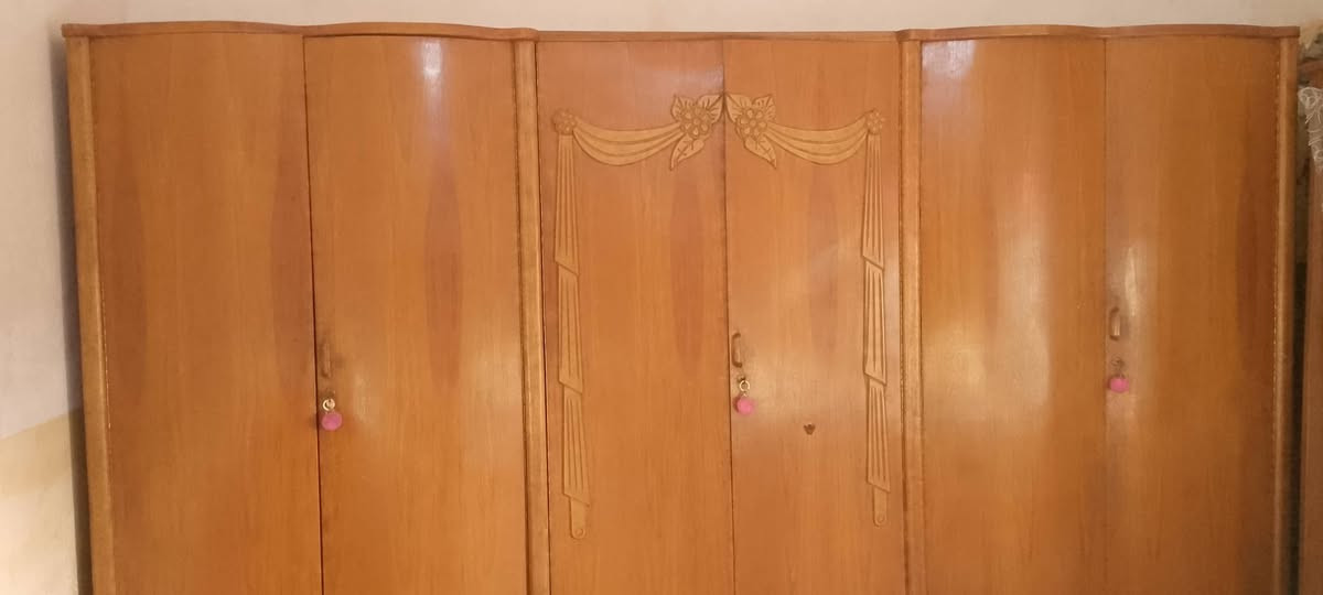 السلام عليكم غرفت نوم للبيع نجاره نقص بس ميز تواليت السعرخاص ورقمي بيه واتساب ***********
