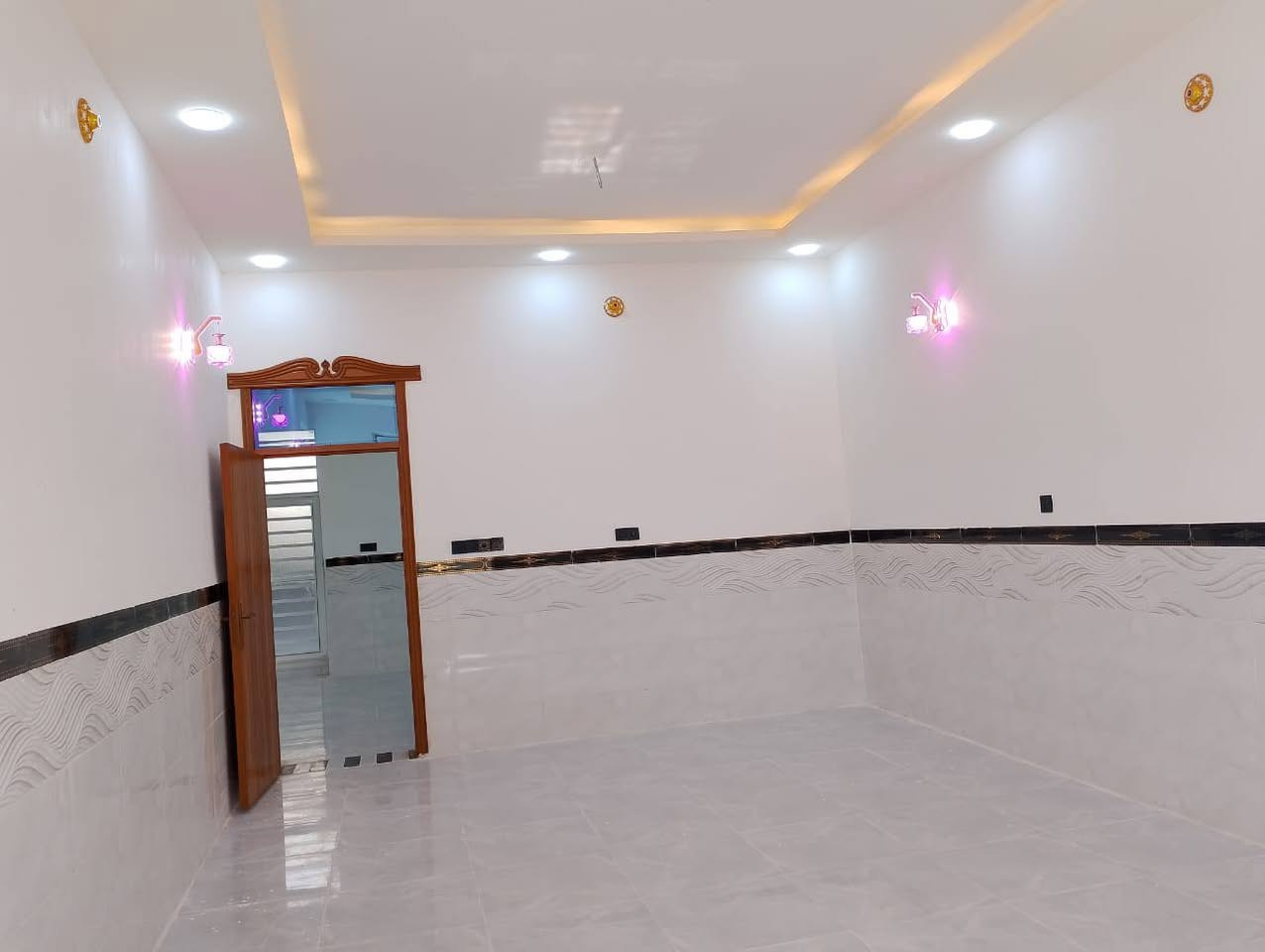 السلام عليكم
بيت 200 م حي النداء قرب شارع قنبر 

منطقة 53 طابق واحد 

بيت جديد مامسكون نضيف مثل ماموضح بل صور 

سعر 140 

***********
