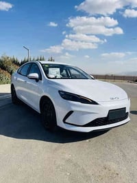 السلام علیکم  byd سیل 05  مودیل 2025  لون ابیض داخل ابیض او داخل اسود ...