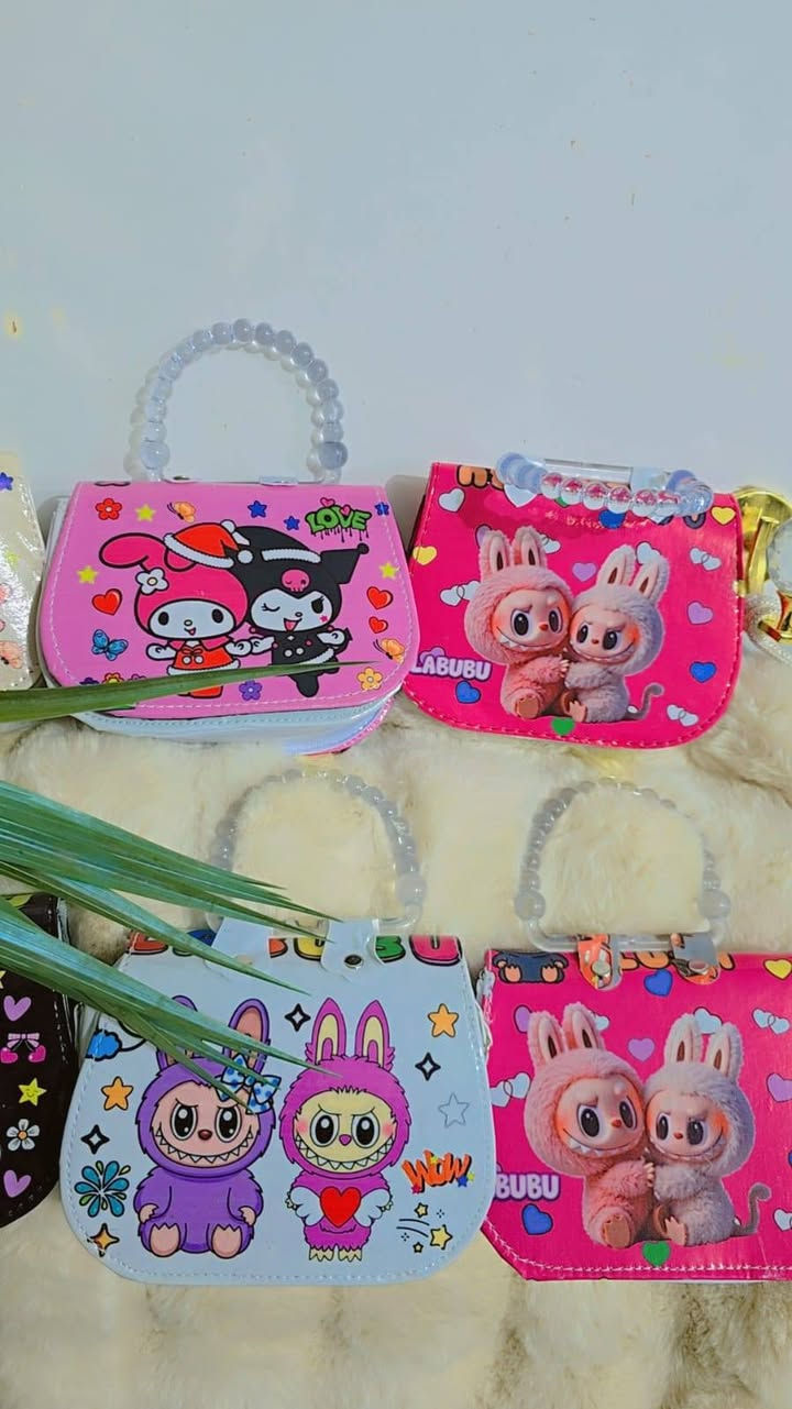 👜 المنتج: حقيبة أطفال فاخرة

· مقبض كريستال أكريليك 
· حمالة كتف 
· جميع الألوان والصور متوفره

💰 السعر 

· سعر الدرزن  12قطعه: 20,000 بس
· الحد الأدنى: 5 درزن (60 قطعة)

🚚 التوصيل:

· ب 6,000 
· عرض التوصيل كجاني لكل 10 درزن فما فوق

🎁 عرض إضافي:

· خصم خاص للكميات الكبيرة

📲 للتواصل والطلب:
واتساب فقط:
‎***********

#عرض_جملة #حقائب_أطفال #موردين #تسوق_تجاري
