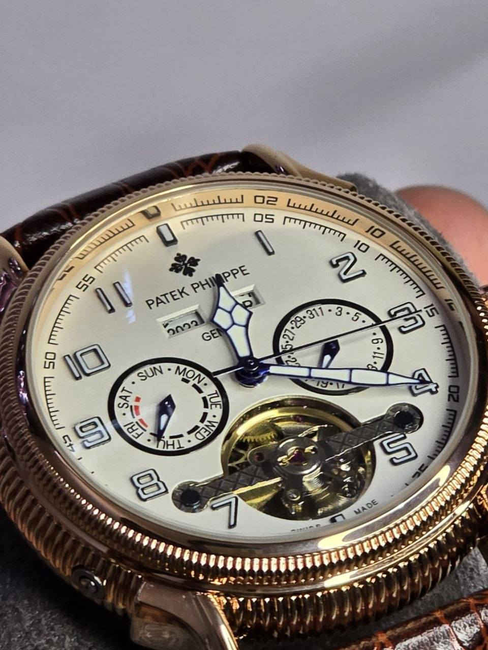 باتك فلبPatek Philippe
تحفه فنيه تتخطى مفهوم الوقت 
ميكنة اوتماتيك قلب مفتوح (جميع السناتر شغالة)
تحتوي ع 5 تحكمات مخفية
ميناء مميزة مزودة بمنافذ تاريخ سنوي وشهري وايام مع فول لامينوس ارقام واميال 
زجاج زفير مقاوم للخدش
مقاومة الماء والغبار 
الهيكل مصنوع ستانلس المزخرف روز كولد
مختمة بالكامل
سير جلد طبيعي  

ملاحظة متوفره قطعة واحده فقط 
السعر :- 70 الف ع اول تم 
للحجز والاستفسار يرجى الاعتماد خاص


**إذا كنت صاحب هذا الإعلان وتريد حذفه لأي سبب، رجاءا أرسل رسالة إلى الدعم الفني**