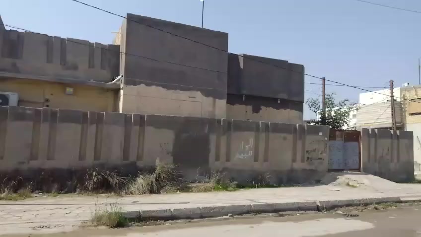 للبيع في أم ألعصافير بيت مساحته 240 متر مربع ركن على شارعين ,, البناء قديم كما ظاهر في الصوره يحتوي على غرفتين نوم وبرانيه وصاله عدد 2 ومطبخ وصحيات خارجيه وداخليه ,,, ألسعر 140 مليون دينار ,,
للراغبين ألجادين بألشراء ألتواصل مع مكتب ألركن ألذهبي على ألأرقام ألتاليه : 
***********   ---    ***********
