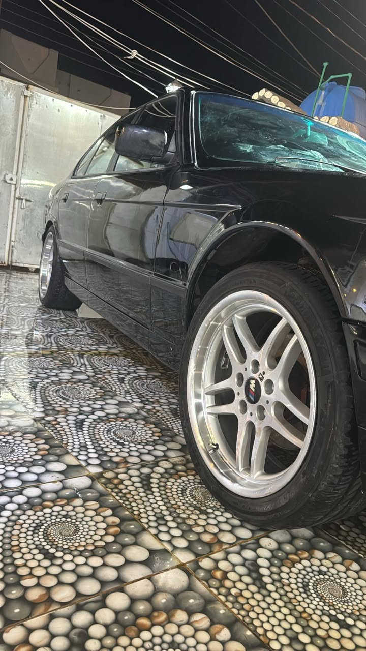 السلام عليكم ..... بيع مستعجل 
BMW 1990 525i
محرك مسكر فانوس المرغوب گير عادي رقم سليمانية دولي مسطرة لون اسود ملكي صبغ عام جمالية صبغ درجة اولى فرن حراري تدفئة وتبريد جامات كهربائي داخل جلد كارتير أسود عليها ويل M 19 رياضي دعاميات M سيارة جاهزة للأخير مال جناي ماتعبك مادور صرف ربع دينار 
السعر/73 وبي مجال 
العنوان ديالى بعقوبة 
الرقم/ ***********

