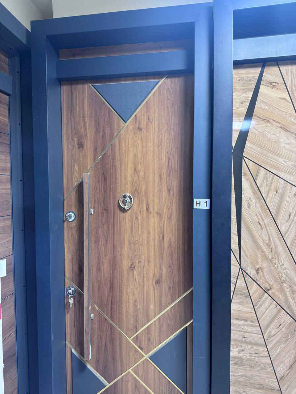 نقدّم أبواب منزلية داخلية وخارجية بتصاميم أنيقة وعصرية تجمع بين الجمال والمتانة، مناسبة للمنازل والمكاتب والمحلات.
متوفر: خشب • حديد • زجاج • ألمنيوم — بكافة القياسات والتصاميم حسب الطلب.
خدماتنا تشمل:

✔️ قياس مجاني واستشارة
✔️ تركيب احترافي بكادر متكامل (حداد، نجار، بناء، صباغ)
✔️ تبديل الأبواب القديمة وتركيب الجديدة
✔️ معالجة القياسات الخاصة والحرجة
✔️ حركة سلسة وعزل ممتاز

🎯 خصومات خاصة للمقاولين، المشاريع، المجمعات السكنية والمكاتب العقارية

📞 واتساب: *********** 

#أبواب #تفصيل_أبواب #تشطيبات #بعد_التوكل_على_الله
