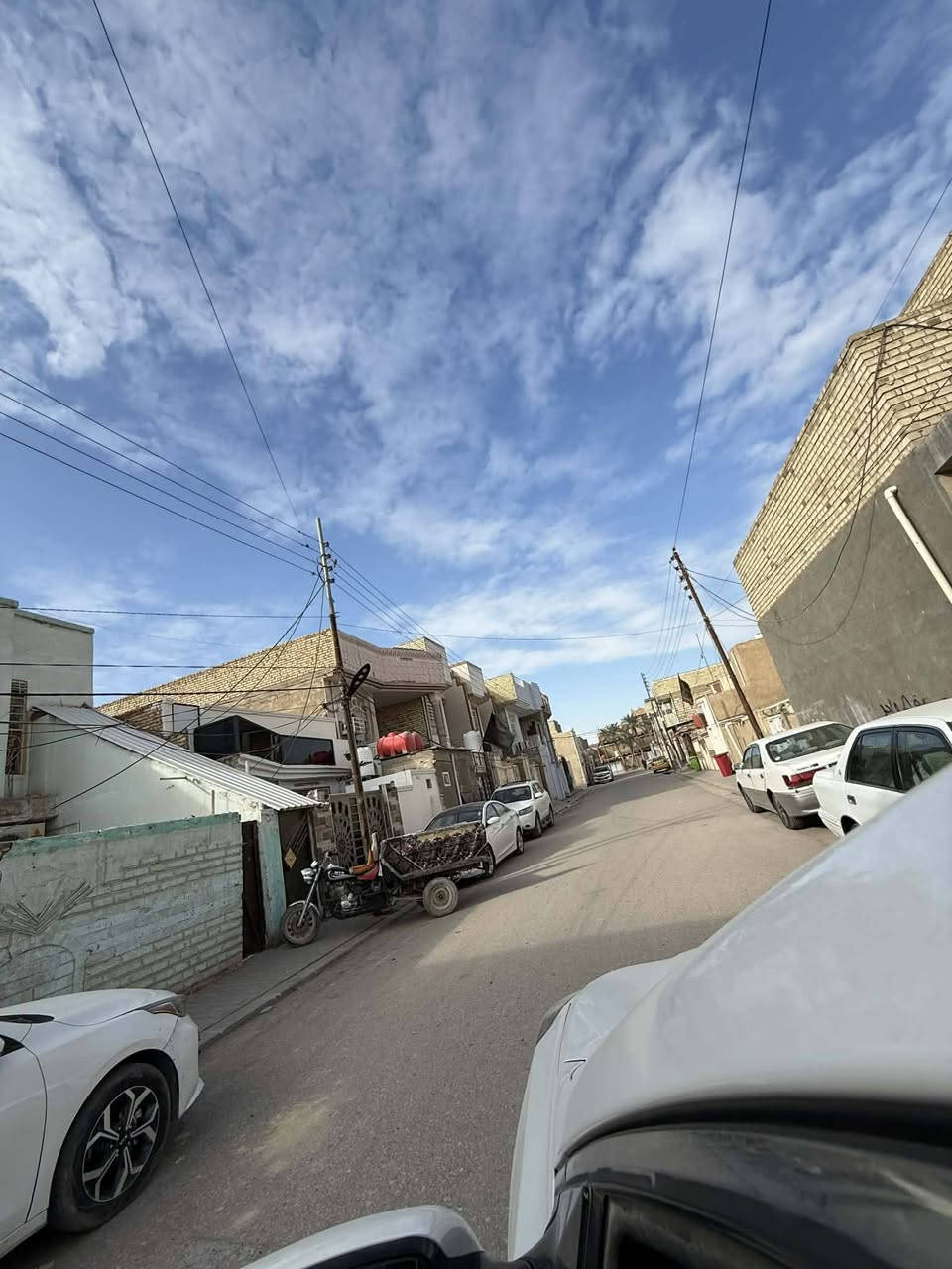 دار للبيع في النجف حي المكرمه منطقة ال ٩الاف خلف التجاري خلف أسواق ادم حرف تي مفتوح على التجاري سايدين عسكري مكرمه موقع مميز بناء قديم صالح للسكن نحسبه حساب عرصه المساحه ٢٦٨ الوجه ١٣متر و٤٠سنتيم  النزال ٢٠ الطابق الأول ٣غرف نوم وصاله واستقبال ومطبخ وصحيات داخليه وخارجيه وكراج كبيرالطابق الثاني شقه مستقله باب خارجي من الشارع غرفه وصاله وصحيات ومطبخ السعر ٢٦٥ مليون مع المجال يباع حسب الطلب كامل أو نص للإستفسار الاتصال على الرقم ***********ابو فضل للعقار عنوان المكتب النجف حي المكرمه شارع الطاقه مجاور جامع باب الحوائج
