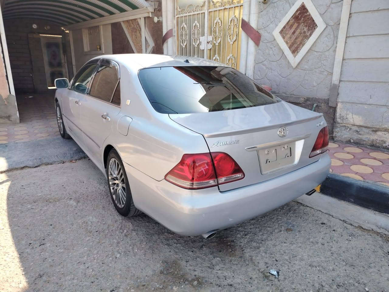 السلام عليكم ورحمة الله وبركاته سيارة تيوتا كراون موديل 2004 فول مواصفات عدا الفتحة مدفوع كمركها وكامل يعني بس للترقيم يعني الي ياخذها يروح يرقم كبل اللون بحري ثلاث بردات تبريد خلفي ثلاجة تحديد سرعة كراسي كلها كهربائي حتى الخلفي ومستعجل على البيع السعر دفتر وهذا رقم تلفوني ***********
