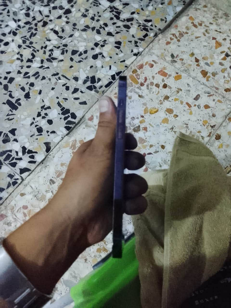 سلام عليكم ايفون 14 برو ماكس بطاريه 81 بس الضهر مكسور ول شاشه بيه شخوط خفيفه سعره 650 وبي مجال بصيط ***********
