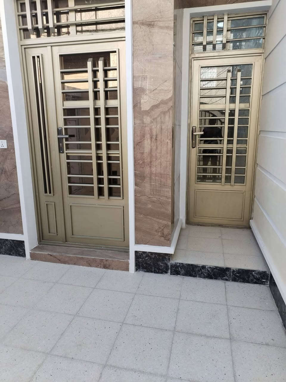 السلام عليكم للبيع بيتان مساحه الكل واحد منهم 100 متر واجهه 5 نزال 20 في منطقه الامين الثانيه قرب جامع الرسول طابو صرف يتكون من مدخلين ثلاث غرف نوم زائد وحدتين صحيات والتفاصيل الاخرى موضحه في الصور للاستفسار ***********
