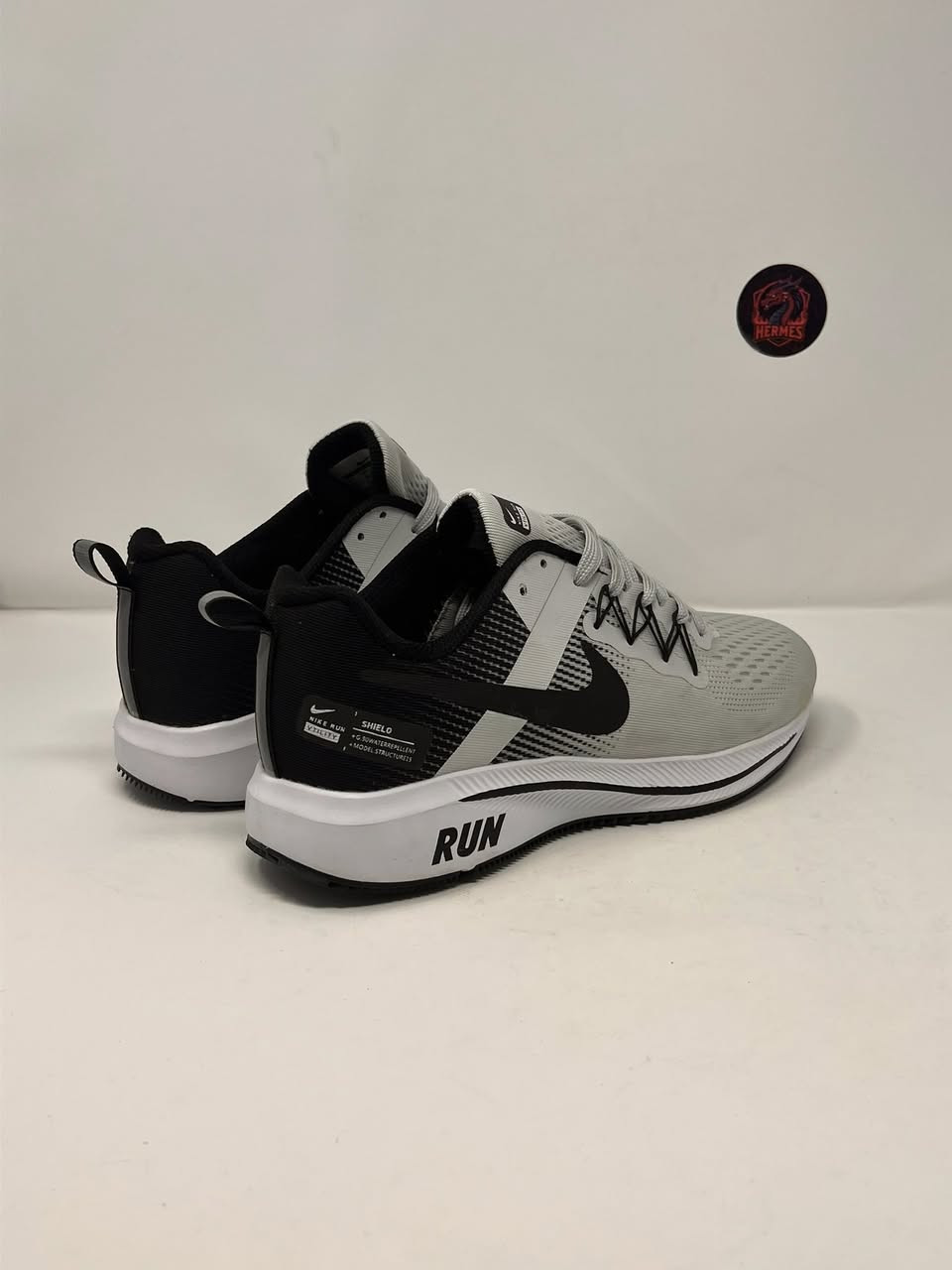 متوفر ✅
Nike shielo running 🏃 
الحجم:43(27.5سم)
الوصف: باله فيتنامي نظافة 💯، بدون وزن ، فوم مريح حدا للمشي او جري 

السعر:   35 الف دينار عراقي.

🚚 يوجد توصيل لجميع المحافظات وجميع المناطق في العراق

ادخل انستا شوف القطع القويه المتوفره 
https://www.instagram.com/hermes.storex?igsh=MTQwdWQ4OTZ1YmxoMg%3D%3D&utm_source=qr


**إذا كنت صاحب هذا الإعلان وتريد حذفه لأي سبب، رجاءا أرسل رسالة إلى الدعم الفني**
