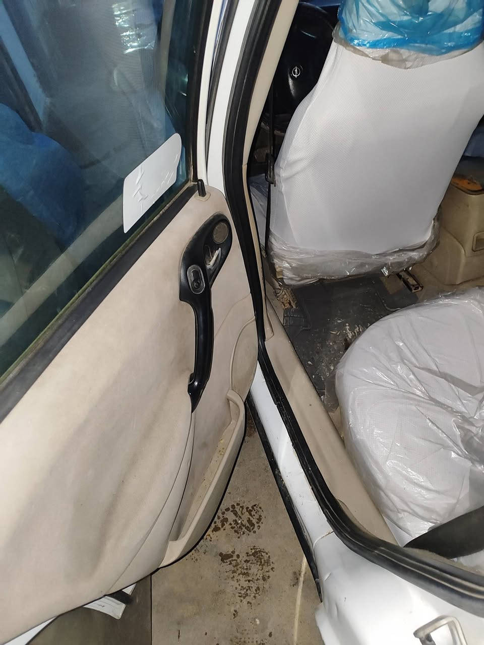 سلام عليكم  سيارة اوبل فكترا للبيع. موديل 2000 ارم بلاستك هولير  بدون صبغ سعر 27 ومجال كير توماتيك مكان سليمانيه  رقم تلفون.  ***********.     ***********
