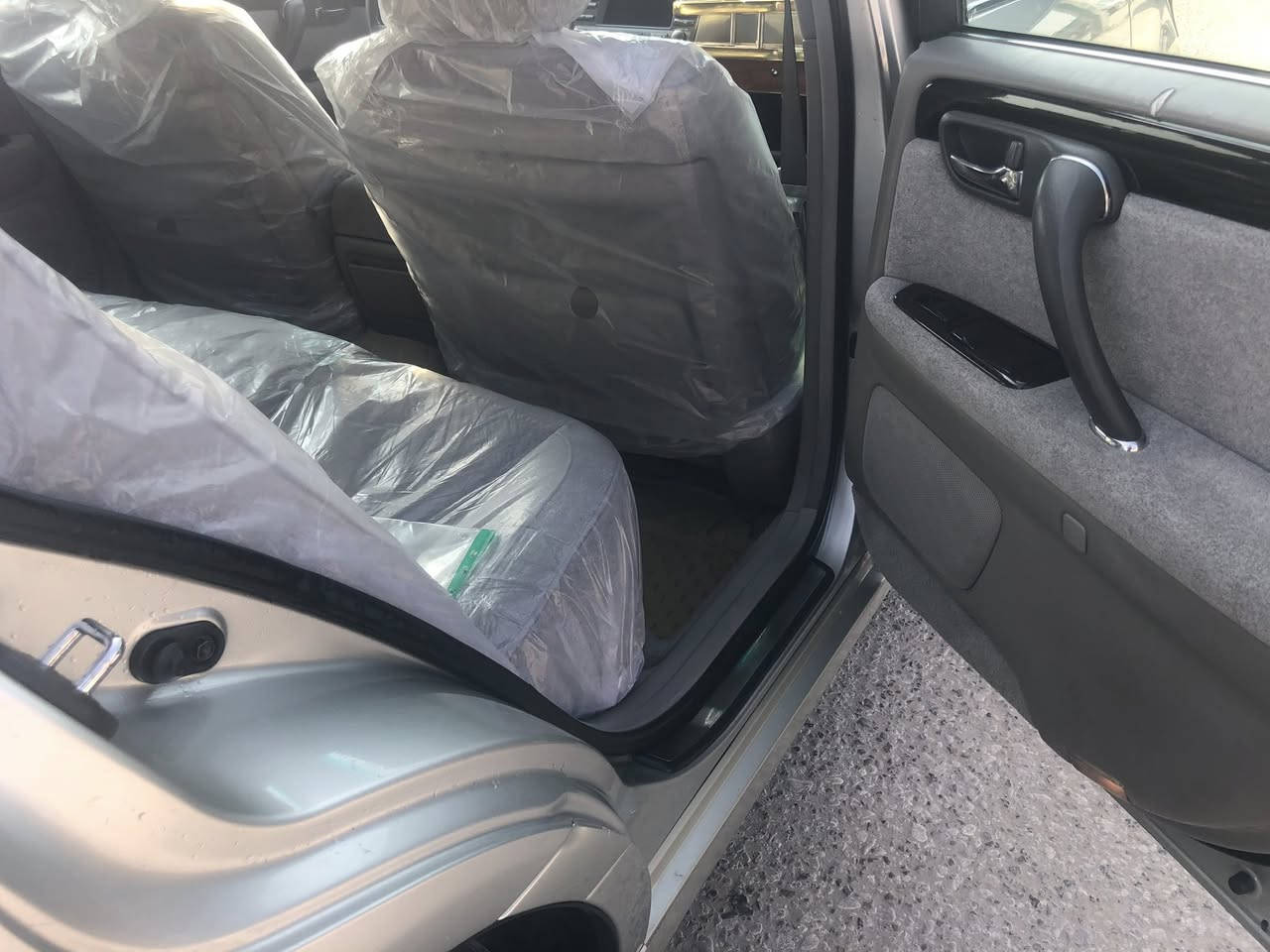 و كراون ملكة موديل 2002 للليع . السياره بأسمي رقم بغداد تحويل ثاني يوم باسمك السعر 120 ورقه . السياره بيها كم طخة وكم نقص بسيطات بس مافارغ اسويهم لكن مابيها لاكص ولاتبديل شي للاتصال ***********  أتصل وبالخدمة.
