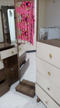 ميز ومراية • غرفة نوم • أثاث