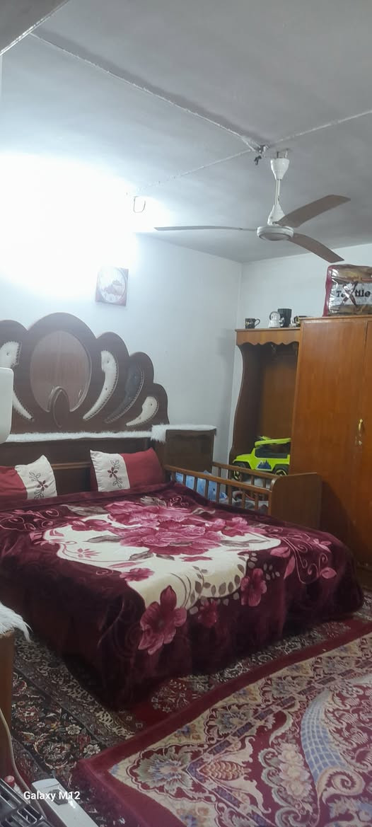 السلام عليكم دار البيع المساحه 200 متر طابو زهور شرط التحويل يتكون من خمس غرف نوم و الطابق الاول استقبال هول كبير وغرف نوم عدد 2 ومشتملات طابق ثاني غرف عدد 3 ومطبخ ومشتملات وسطح ناصي وسطح عالي الدار بسعر الارض   123 بي مجال الاستفسار اتصال عل رقم ***********   مكان البيت حي البكر قرب تيم مارت
