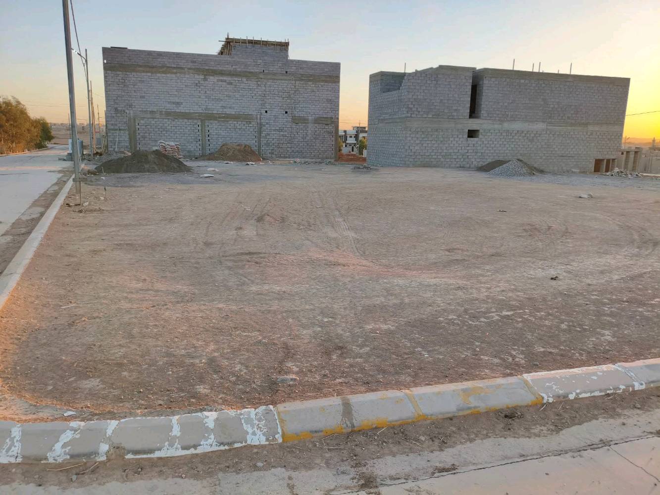 بيع مستعجل ارض ركن بالغزل القديم مساحه 184م واجهه 15 وعمق 13 مربعه ومرتفعه جبهتهه شروق وشمال خدمات كامله اني الشرعي وكرت تمليك بلديه هم بيها باسمي السعر المتر ب285