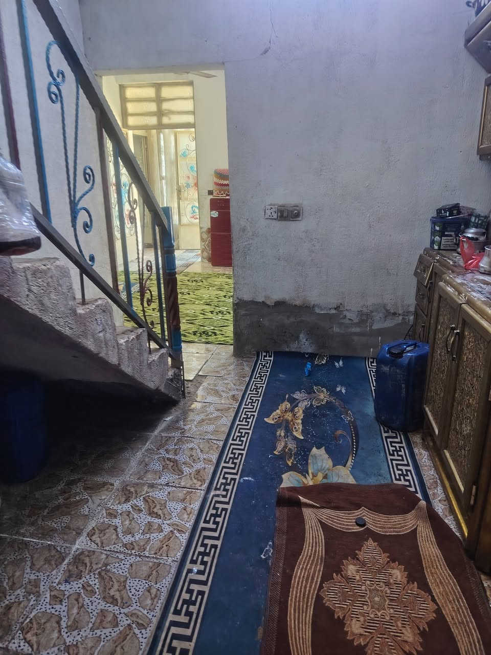 بيت للبيع مساحة ١٦٠ متر قاطين القاط الأرضي بي غرفةواستقبال وصالة ومطبخ ومنور والفوك غرفتين وصالة وصحيات خلف مدرسة الزوراء الأهلية لاتصال ع رقم ***********
