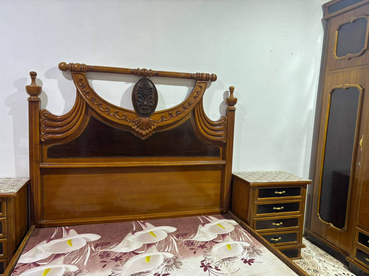 غرفة نجارة اصلي   تفصال
7 قطع سرير-كنتور -ميز تواليت-كومدي عدد 3- زاوية 
كنتور عدد 4بيبان 
السعر 1,500,000 مليون ونص وبيها مجال 
العنوان البصرة ابي الخصيب 
***********
