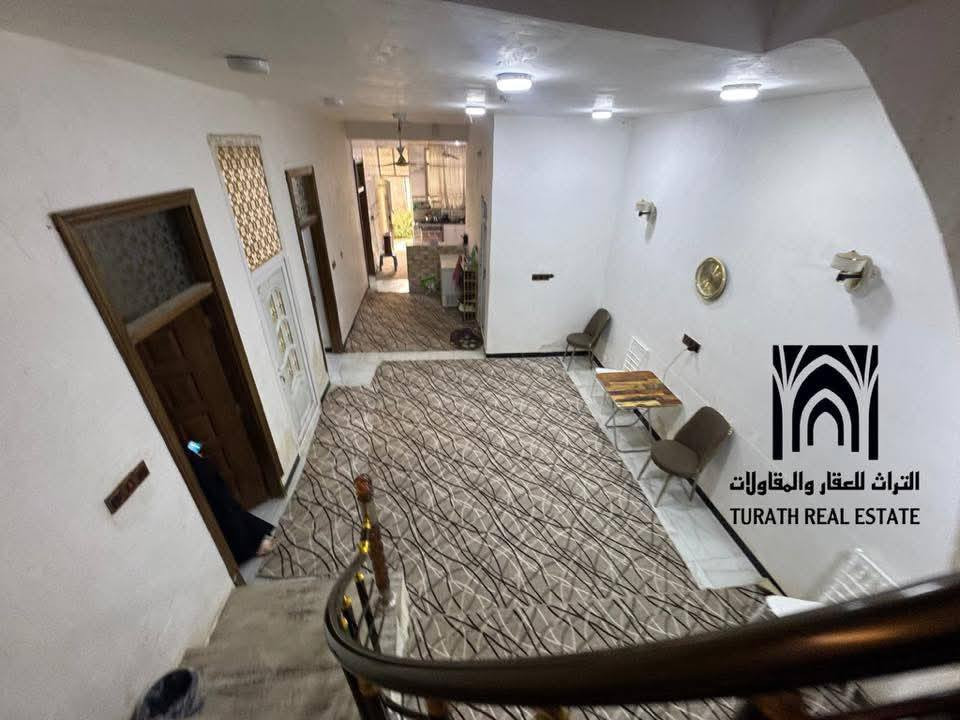 بيت 200 متر طابو للبيع او المراوس  حي الجامعة قرب شارع 20 ومدرسة السجى
بناء حديث 2022 
طابق سفلي كامل : 
⭐ مطبخ
⭐ غرفتين نوم 
⭐ صالة 
⭐ استقبال
⭐ حمام مشترك

 طابق ثاني عالنصف : 

⭐ يحتوي على صالة بنفس قياسات الصالة السفلية 
وحمام وايضا سطح وقواطع غرف غير مكتملة للراغبين بالاكمال وضافة غرف اضافية 

⭐ كافة الخدمات متوفرة تبليط انترنت ضوئي كهرباء مولد ونفايات

للاستفسار اكثر *********** متواجد واتساب
