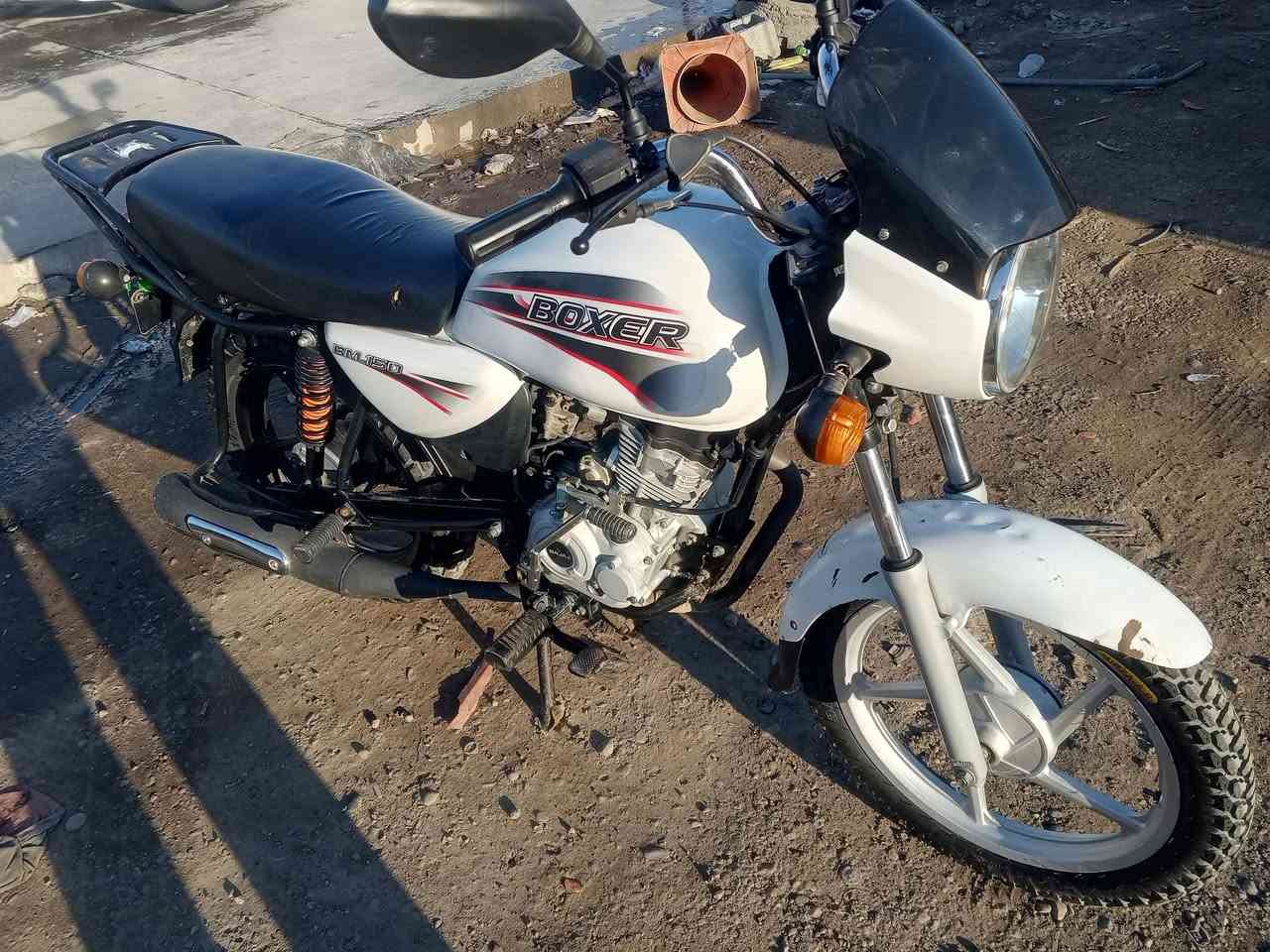 سلام عليكم ***********
بوكسر 2019 كلاسك اربعه كير اوراق كامله   كلشي شغال بوجهك تطلع لشغل بيها ربع دينار ما تصرف الله شاهد تواير جدد جبلي ثنينهم زنون جدد مري جدد اشاير كهربائيات شغاله بس لعداد بانزين ومال ارقام 1234 ما يشتغل لو فيوز لو فيش رايدها ب 850 وبيها مجال شي قليل للشراي
