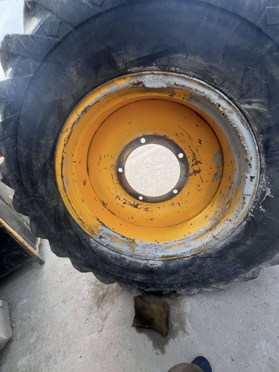 ويل وتاير حجم٢٨ جي سي بي السعر ١٥٠ الف بس لحيم وباج قوي .بغداد الشعلة ***********
