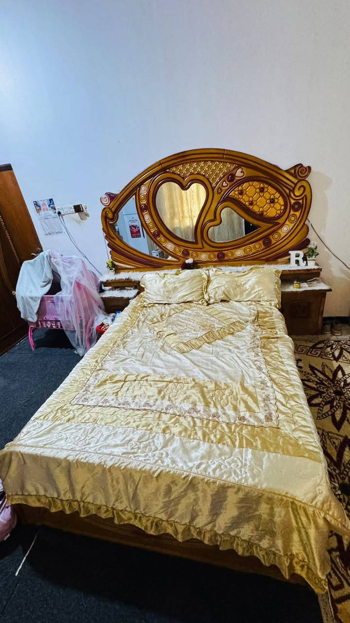 السلام عليكم غرفه للبيع جديده استخدام قليل .العنوان الزبير . السعر 650 وبيهه مجال ***********
