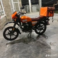 دراجة نارية برتقالية اللون بحالة جيدة جداً، مثالية للاستخدام اليومي وا...