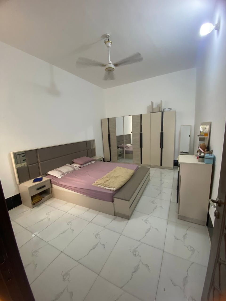 🏡 فرصة مميزة للبيع في مجمع بيتي 1 🏡
للبيع دار سكني بموقع ممتاز جداً داخل مجمع بيتي 1، قريب من الخدمات وبمنطقة هادئة ومناسبة للعائلة.
✅ المساحة: 150 متر
✅ الشارع: 12 متر
✅ يتكون من:
غرفتين نوم
صالة
استقبال
مطبخ
💰 السعر:
60 مليون دينار مقدمة فقط، والباقي 98 مليون دينار عن طريق المصرف العقاري.
✨ بيت مرتب وموقعه جميل جداً، فرصة مناسبة للسكن والاستثمار.
للاستفسار ***********
