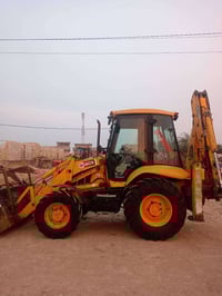 حفارة جي سي بي 2005 كير مضخه اكسلات كله جديد تاير 20 المكينه بيهه بخار...