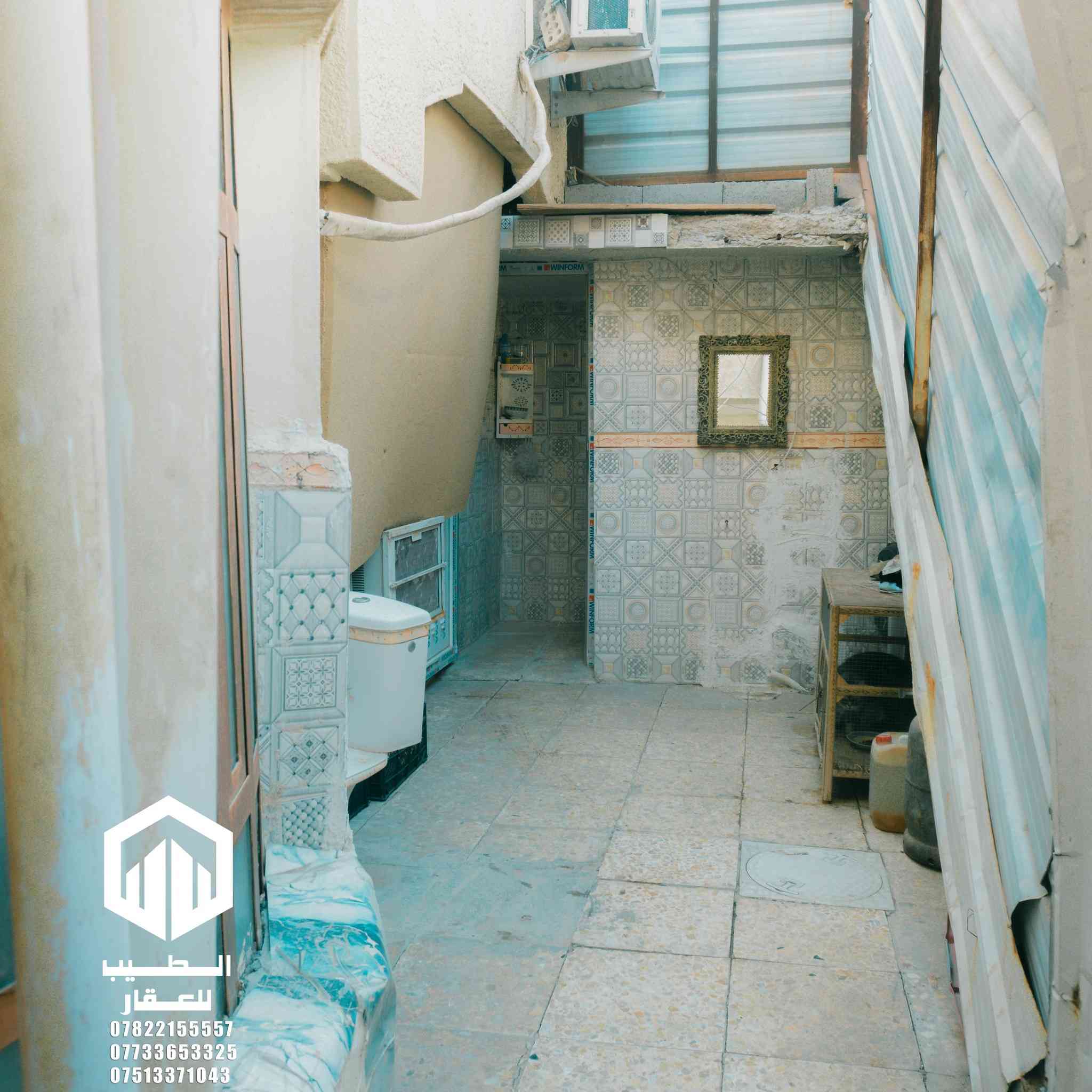 بيت طابقين في حي العسكري للبيع 

تسلسل : 51

الموقع: في حي العسكري قرب جامع الحسن 

المساحة: 200 متر مربع

الواجهة: 10 متر

النزال: 20 متر

الشارع: شارع 8

نوع الملك: طابو صرف سند باسم شخص واحد

السعر : 155 مليون 

للاستفسار والمعاينة:

[#مكتب_الطيب_للعقار](https://www.facebook.com/hashtag/%D9%85%D9%83%D8%AA%D8%A8_%D8%A7%D9%84%D8%B7%D9%8A%D8%A8_%D9%84%D9%84%D8%B9%D9%82%D8%A7%D8%B1?__eep__=6&__cft__[0]=AZbKAUdMu_zWmNUcINRLc0ij_7F7FrxM3Apjkxx-nXdIzKHc_27gE0qjczk2l9aqRbZBUJUDh6DZiXnAX8vHUMbpa7By8Hp_dBPP3XnJju5EStBUYWaBWN2yxUxsZQ1rfjJwSaoKveSSv1RB2GjO8ocr0YJ0p-ou0PVpCgY4u_SiYXOyp-iF2cqf8TwPj5uYOpo&__tn__=*NK-R)

عنوان المكتب: مجاور مجمع الشفاء - مقابل دائرة الكهرباء

للاتصال:

 ***********

 ***********

 ***********

[#عقارات_فلوجة](https://www.facebook.com/hashtag/%D8%B9%D9%82%D8%A7%D8%B1%D8%A7%D8%AA_%D9%81%D9%84%D9%88%D8%AC%D8%A9?__eep__=6&__cft__[0]=AZbKAUdMu_zWmNUcINRLc0ij_7F7FrxM3Apjkxx-nXdIzKHc_27gE0qjczk2l9aqRbZBUJUDh6DZiXnAX8vHUMbpa7By8Hp_dBPP3XnJju5EStBUYWaBWN2yxUxsZQ1rfjJwSaoKveSSv1RB2GjO8ocr0YJ0p-ou0PVpCgY4u_SiYXOyp-iF2cqf8TwPj5uYOpo&__tn__=*NK-R) [#قطع_للبيع](https://www.facebook.com/hashtag/%D9%82%D8%B7%D8%B9_%D9%84%D9%84%D8%A8%D9%8A%D8%B9?__eep__=6&__cft__[0]=AZbKAUdMu_zWmNUcINRLc0ij_7F7FrxM3Apjkxx-nXdIzKHc_27gE0qjczk2l9aqRbZBUJUDh6DZiXnAX8vHUMbpa7By8Hp_dBPP3XnJju5EStBUYWaBWN2yxUxsZQ1rfjJwSaoKveSSv1RB2GjO8ocr0YJ0p-ou0PVpCgY4u_SiYXOyp-iF2cqf8TwPj5uYOpo&__tn__=*NK-R) [#استثمار_عقاري](https://www.facebook.com/hashtag/%D8%A7%D8%B3%D8%AA%D8%AB%D9%85%D8%A7%D8%B1_%D8%B9%D9%82%D8%A7%D8%B1%D9%8A?__eep__=6&__cft__[0]=AZbKAUdMu_zWmNUcINRLc0ij_7F7FrxM3Apjkxx-nXdIzKHc_27gE0qjczk2l9aqRbZBUJUDh6DZiXnAX8vHUMbpa7By8Hp_dBPP3XnJju5EStBUYWaBWN2yxUxsZQ1rfjJwSaoKveSSv1RB2GjO8ocr0YJ0p-ou0PVpCgY4u_SiYXOyp-iF2cqf8TwPj5uYOpo&__tn__=*NK-R) [#عقارات_الانبار](https://www.facebook.com/hashtag/%D8%B9%D9%82%D8%A7%D8%B1%D8%A7%D8%AA_%D8%A7%D9%84%D8%A7%D9%86%D8%A8%D8%A7%D8%B1?__eep__=6&__cft__[0]=AZbKAUdMu_zWmNUcINRLc0ij_7F7FrxM3Apjkxx-nXdIzKHc_27gE0qjczk2l9aqRbZBUJUDh6DZiXnAX8vHUMbpa7By8Hp_dBPP3XnJju5EStBUYWaBWN2yxUxsZQ1rfjJwSaoKveSSv1RB2GjO8ocr0YJ0p-ou0PVpCgY4u_SiYXOyp-iF2cqf8TwPj5uYOpo&__tn__=*NK-R) [#ارض_تجارية](https://www.facebook.com/hashtag/%D8%A7%D8%B1%D8%B6_%D8%AA%D8%AC%D8%A7%D8%B1%D9%8A%D8%A9?__eep__=6&__cft__[0]=AZbKAUdMu_zWmNUcINRLc0ij_7F7FrxM3Apjkxx-nXdIzKHc_27gE0qjczk2l9aqRbZBUJUDh6DZiXnAX8vHUMbpa7By8Hp_dBPP3XnJju5EStBUYWaBWN2yxUxsZQ1rfjJwSaoKveSSv1RB2GjO8ocr0YJ0p-ou0PVpCgY4u_SiYXOyp-iF2cqf8TwPj5uYOpo&__tn__=*NK-R) [#فرص_استثمارية](https://www.facebook.com/hashtag/%D9%81%D8%B1%D8%B5_%D8%A7%D8%B3%D8%AA%D8%AB%D9%85%D8%A7%D8%B1%D9%8A%D8%A9?__eep__=6&__cft__[0]=AZbKAUdMu_zWmNUcINRLc0ij_7F7FrxM3Apjkxx-nXdIzKHc_27gE0qjczk2l9aqRbZBUJUDh6DZiXnAX8vHUMbpa7By8Hp_dBPP3XnJju5EStBUYWaBWN2yxUxsZQ1rfjJwSaoKveSSv1RB2GjO8ocr0YJ0p-ou0PVpCgY4u_SiYXOyp-iF2cqf8TwPj5uYOpo&__tn__=*NK-R) [#الفلوجة](https://www.facebook.com/hashtag/%D8%A7%D9%84%D9%81%D9%84%D9%88%D8%AC%D8%A9?__eep__=6&__cft__[0]=AZbKAUdMu_zWmNUcINRLc0ij_7F7FrxM3Apjkxx-nXdIzKHc_27gE0qjczk2l9aqRbZBUJUDh6DZiXnAX8vHUMbpa7By8Hp_dBPP3XnJju5EStBUYWaBWN2yxUxsZQ1rfjJwSaoKveSSv1RB2GjO8ocr0YJ0p-ou0PVpCgY4u_SiYXOyp-iF2cqf8TwPj5uYOpo&__tn__=*NK-R) [#طابو_صرف](https://www.facebook.com/hashtag/%D8%B7%D8%A7%D8%A8%D9%88_%D8%B5%D8%B1%D9%81?__eep__=6&__cft__[0]=AZbKAUdMu_zWmNUcINRLc0ij_7F7FrxM3Apjkxx-nXdIzKHc_27gE0qjczk2l9aqRbZBUJUDh6DZiXnAX8vHUMbpa7By8Hp_dBPP3XnJju5EStBUYWaBWN2yxUxsZQ1rfjJwSaoKveSSv1RB2GjO8ocr0YJ0p-ou0PVpCgY4u_SiYXOyp-iF2cqf8TwPj5uYOpo&__tn__=*NK-R)
