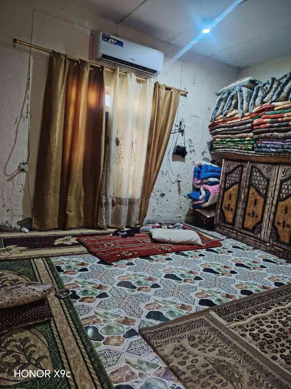 دار سكن للبيع منطقة ال معالي.زراعي  خلف الجسر مساحه ٤٠٠م عكاده ٣ غرف نوم وصاله ١٣ م استقبال ٩م مطبخ وصحيات داخليه وخارجيه وطارمه السعر٣٣ وبي مجال استفسار اتصال*********** أو واتساب
