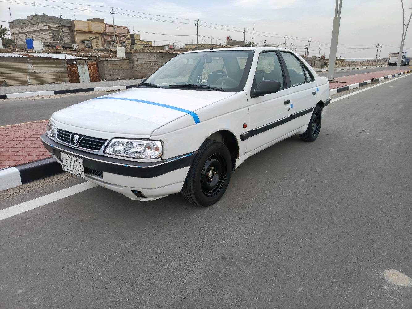 السلام عليكم بيجو 405 موديل 2012 رقم بصره سنويه مجدده لغاية 2028 
السياره مكفوله من الضربه والتبديل ماعدا البنيد طاير ومبدله والقديم موجود عندي.
السياره جاهزه كير محرك حداده تخم تااير جديد.. درايم شفتات كاملات زوج جدد توني امبدلهن... دواخل جديده كهربائيات كلهه شغاله.. السياره احلى من الصور وصفاحهه شرط موس.. ترايهه وين مايعجبك وراعيهه يريد تحويل.. مكاني بصره القبله السعر 38 وبيهه مجال بصيط للشراي