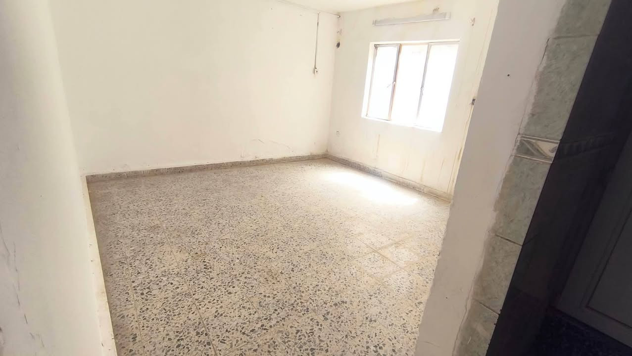 بيت بالاربع شوارع مساحة 300  متر
3 غرف 
3 حمامات
مطبخ 
هول 
بيتونة
يحتوي على 2 تانكي
مجاري جديدة 
كهرباء جديدة
للايجار تجاري او سكني
***********
