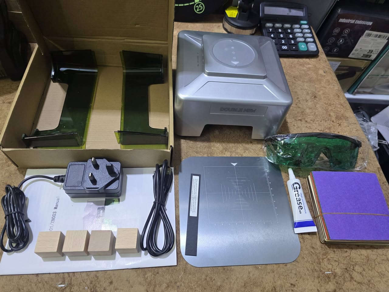 السلام عليكم / مزاد اعلى سعر ابيع
الجهاز نقش وقطع بالليزر محمولة وصغيرة الحجم (Mini Laser Engraver) من العلامة التجارية DoubleNew.
 يُستخدم هذا النوع من الأجهزة المكتبية للنقش بدقة عالية على أسطح وخامات متعددة وتخصيصها.
أهم ميزات واستخدامات الجهازالنقش والقطع: يتيح حفر وتصميم الشعارات، النصوص، والرسومات بدقة متناهية.
المواد المدعومة: يعمل بكفاءة على الخشب، الأكريليك، الجلد، الورق المقوى، البلاستيك، والمطاط.
التحكم الذكي: يمكن توصيله بالهواتف والأجهزة الذكية عبر البلوتوث (Bluetooth) أو الكابل للتحكم بالتصميم من خلال تطبيق مخصص.
تصميم مدمج: صغير الحجم ومناسب جداً للمشاريع المنزلية، الهواة، وأصحاب المشاريع الصغيرة.
حماية مدمجة: يحتوي على قاعدة واقية شبه شفافة في الأسفل لتقليل وهج أشعة الليزر وحماية العينين أثناء العمل


**إذا كنت صاحب هذا الإعلان وتريد حذفه لأي سبب، رجاءا أرسل رسالة إلى الدعم الفني**