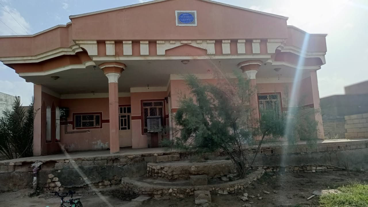 السلام عليكم
بيت + قطعت ارض في حوش واحد 
موقع البيت قرب مدرسة الفلاح الابتدائيه 
مساحت البيت 600 
مساحت القطعه 500 
غرفتين +استقبال +ممر + ديوانيه + صحيات خارجيه 
(سعر البيت 55) + (سعر القطعه 20) وبي مجال للعمله 
للاستفسار / ***********
