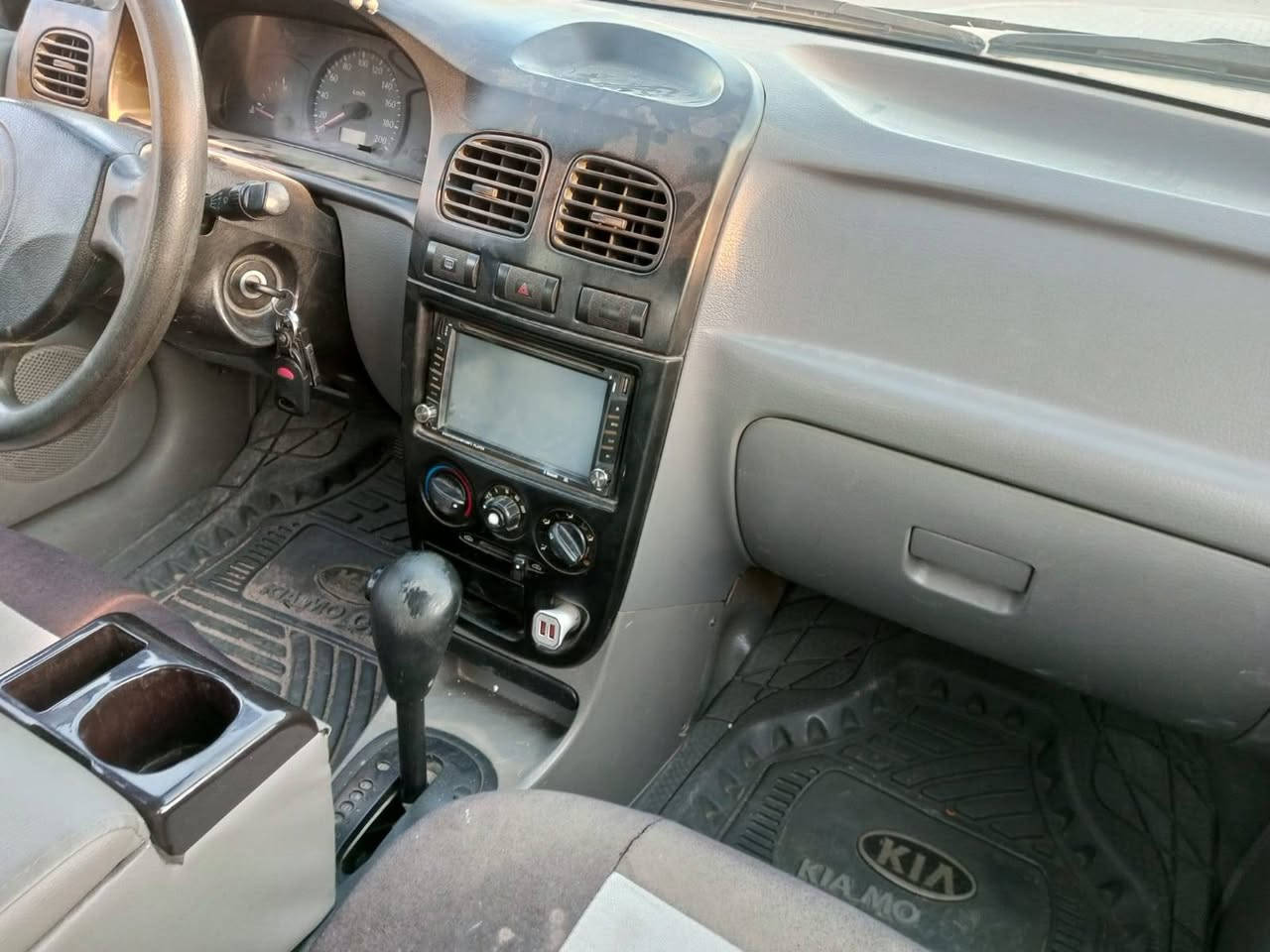 سلام عليكم ريو 2001 خليجي كفاله ضربة وصبغ وتبديل ماشية 207 يعني زيرو ماشية مكينة تمام كير اوتو رقم بغداد رباعي مميز سنوية منتهية راعيه يريد تحويل 45 وبيه مجال *********** مكلف بلنشر
