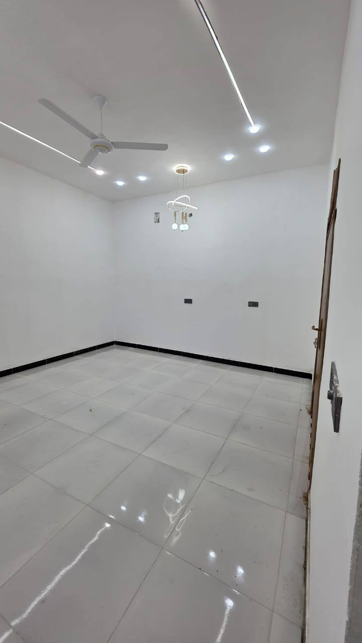 السلام عليكم واسعد الله اوقاتكم
***********
يتوفر بيت للبيع  
سعر بلاش 
#طابو ملك صرف زراعي عراقي سند 25 
مساحة البناء 300 م
يحتوي البيت على 
 3غرف 
ديوان 
مطبخ
صاله 
صحيات داخلي وخارجي
كراج سياره
حدايق
#البناءجديد 2026 درجه اولى وجاهز من كلشي  منطقه
 هدوئ ومتوفر بيها جميع  
 الخدمات ماء كهرباء مدارس قريبه مستوصف سوك كافة الخدمات متوفره

البيت فارق وجاهز للسكن

#العنوان : بصره ابي الخصيب حي العسكري قرب المحكمه الجديده
( السعر  130 وبي مجال )
***********
