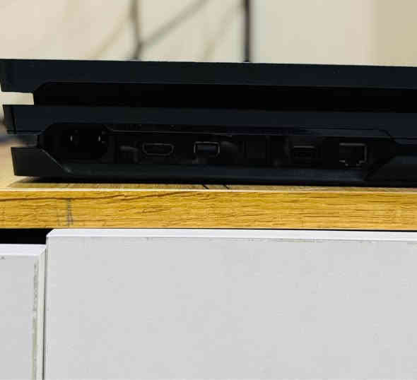 السلام عليكم من رخصه الادمن
 بلي ٤ برو امريكي مهكر نضام 9 
الهارد واحد تيره مع جوستك واحد السعر 325 قفل 
للاستفسار *********** بغداد بغداد
