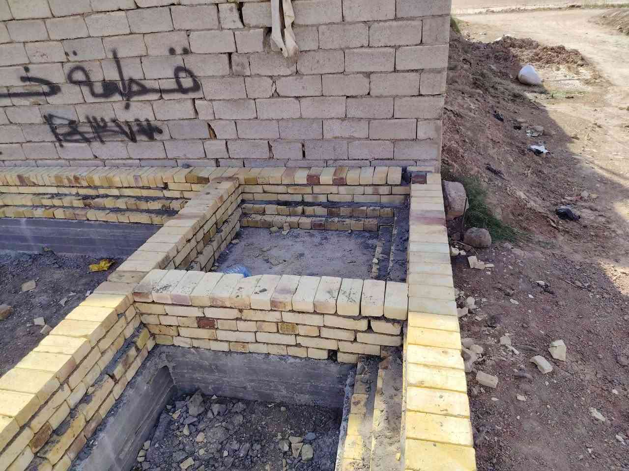 السلام عليكم
بتلو للبيع مساحه ٢٥٠ مساحه البناء ١٥٠ و١٠٠ كراج وحديقه صب وطابوك درجه اولى عقد الارض ٢٥ البتلو ركن شارع الرئيسي ١٠ متر ولفرعي ٧ متر طول القطعه ٢٠ ولعرض ١٢.٥ موقعه حي التجار قرب بيت وميض الكصاب ماي وكهرباء بصفه 
***********
***********
